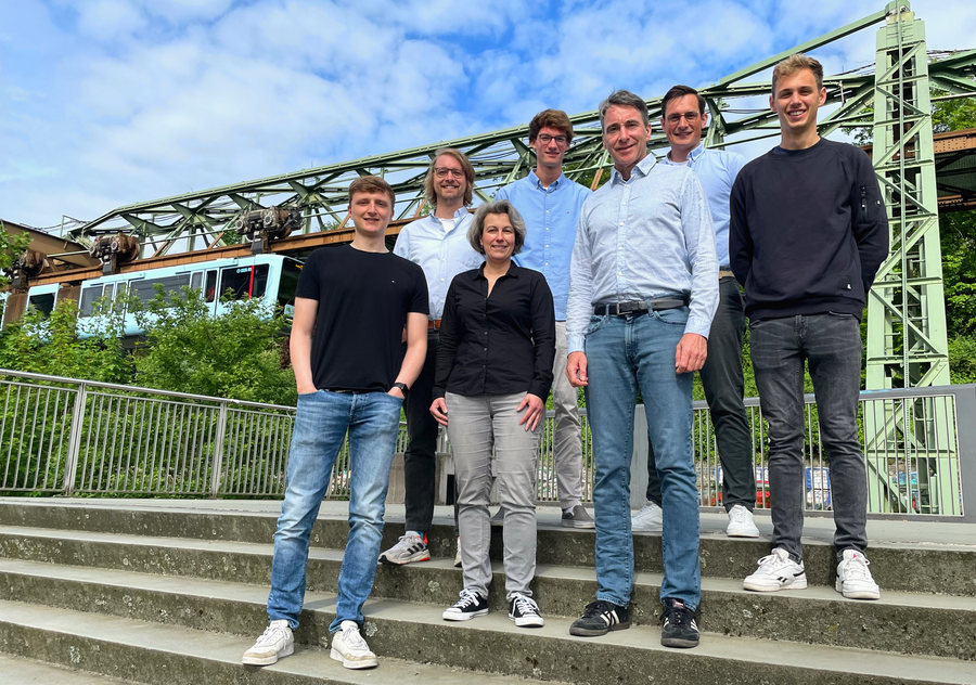 Teamfoto mit Schwebebahn